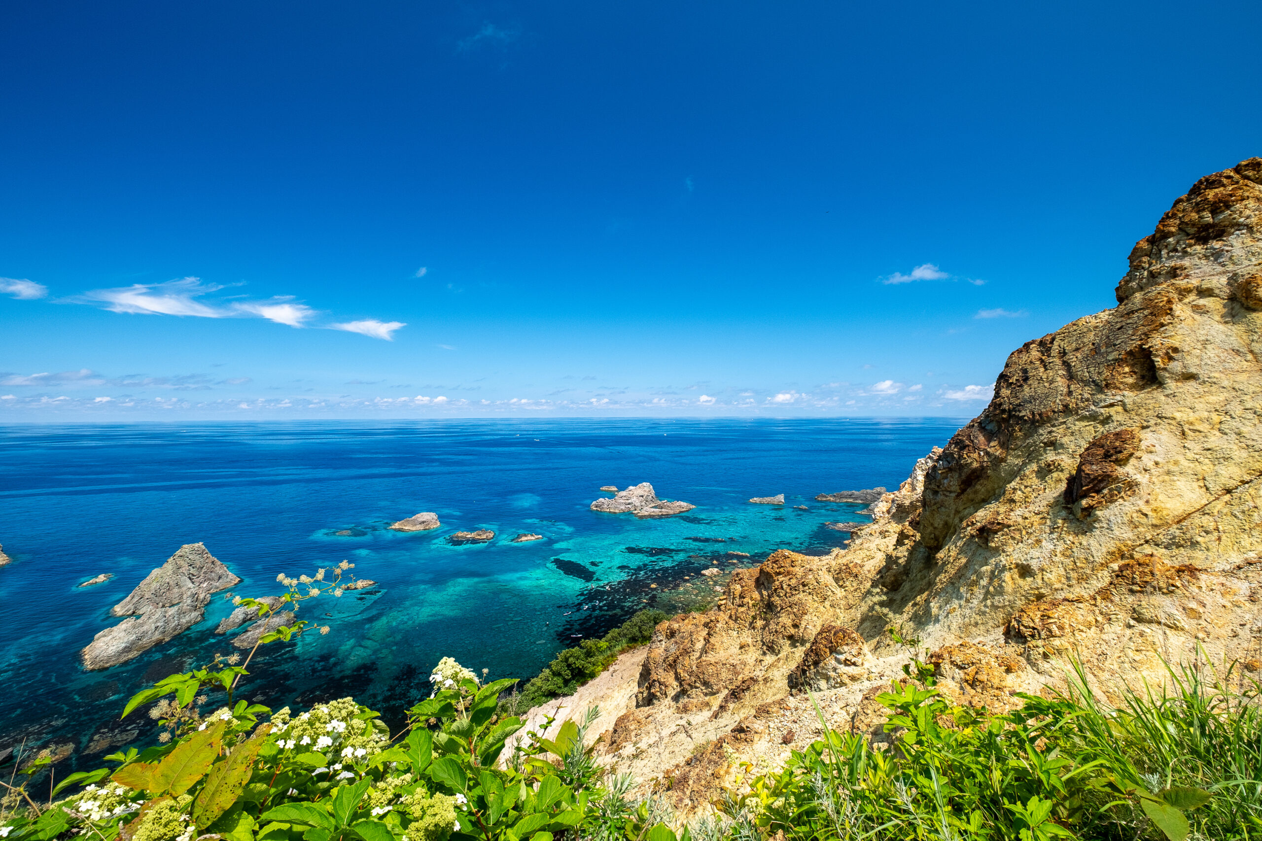 夏の北海道旅行におすすめの積丹半島の透明度の高い青い海と断崖絶壁