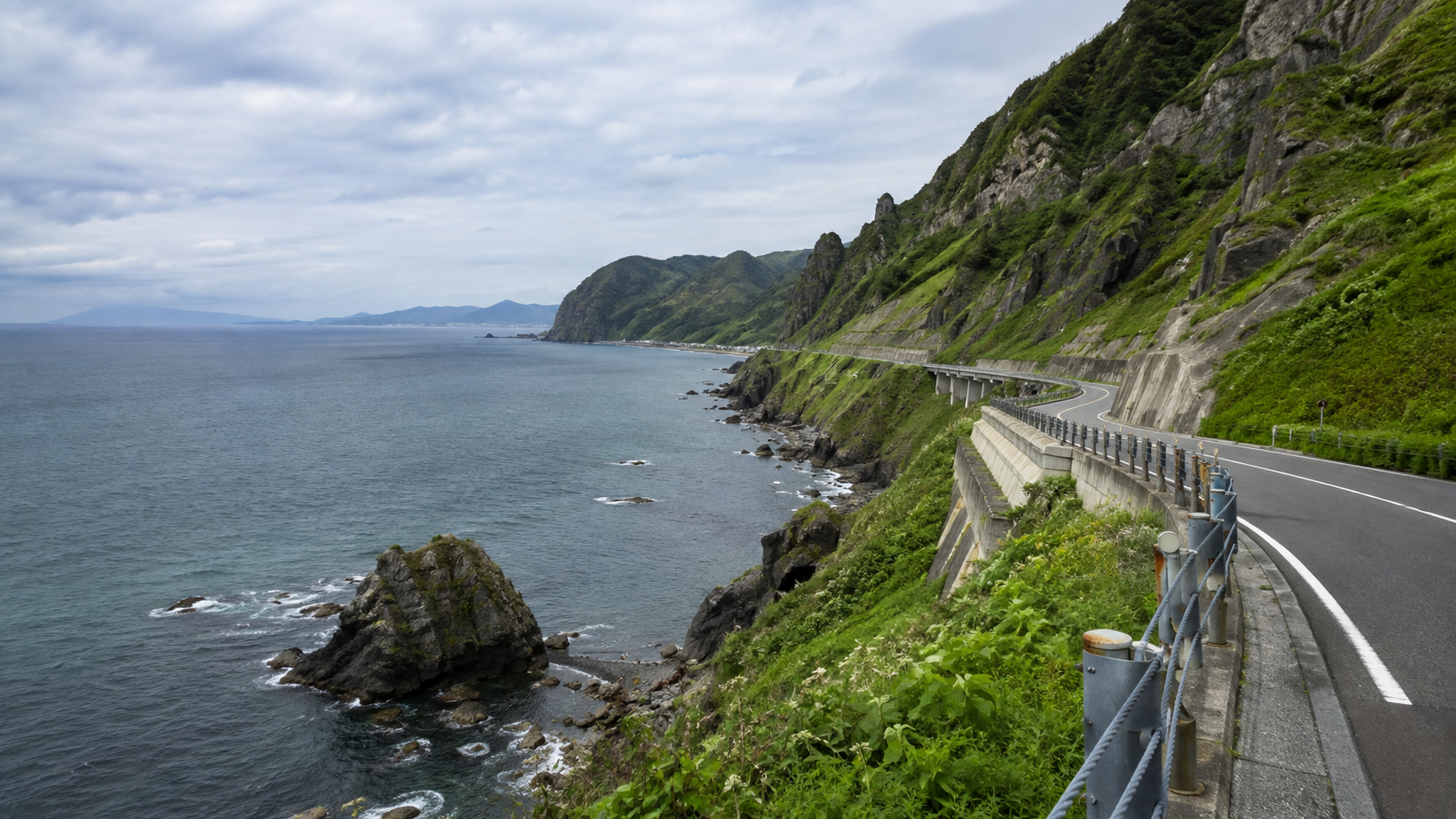 追分ソーランラインの切り立った断崖絶壁と日本海沿いのドライブコース