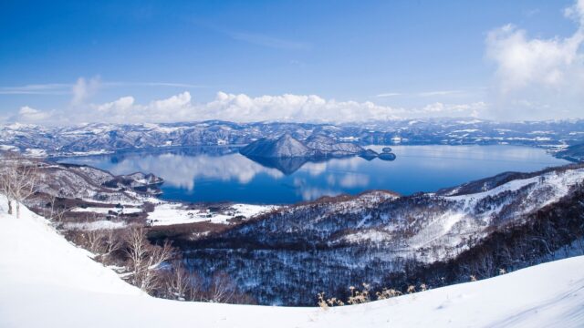 冬の洞爺湖の雪景色と北海道の冬道旅行