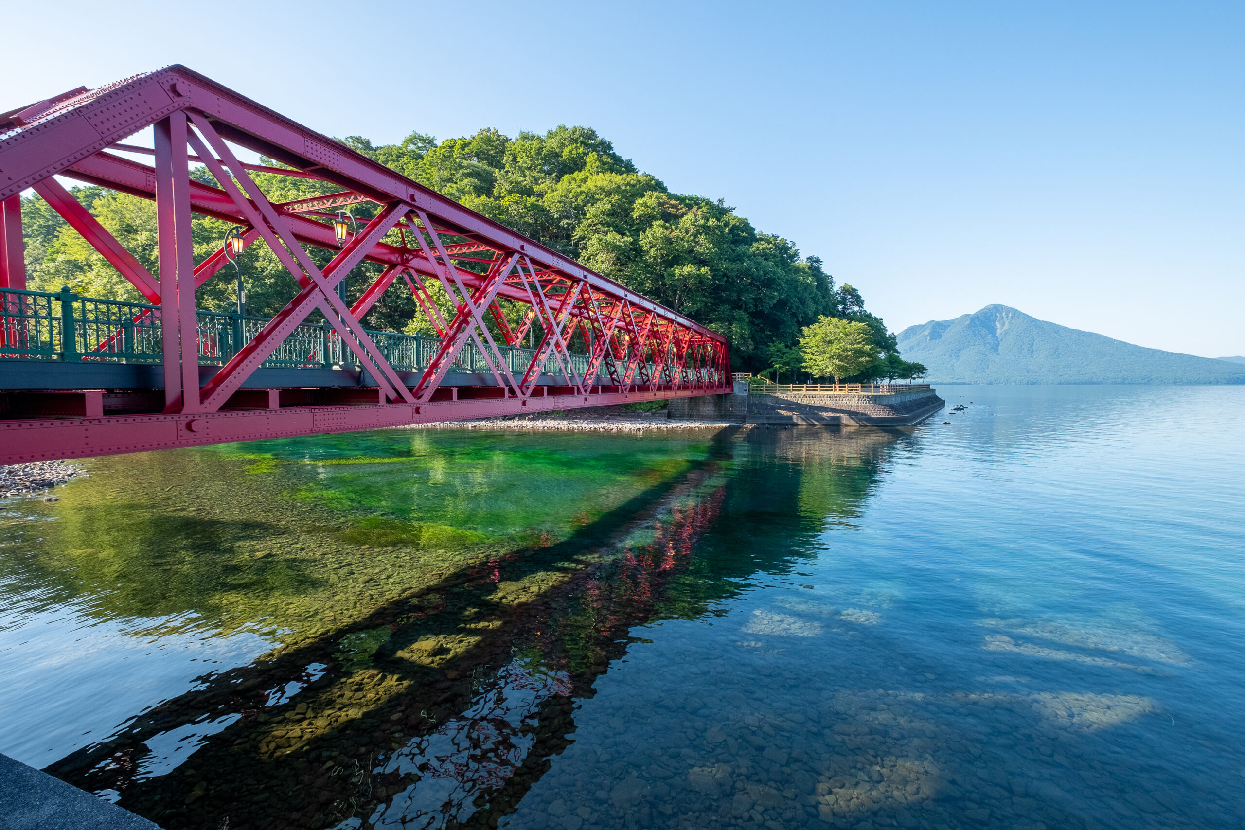 北海道3泊4日レンタカー付きフリープランで立ち寄れる夏の支笏湖と山線鉄橋