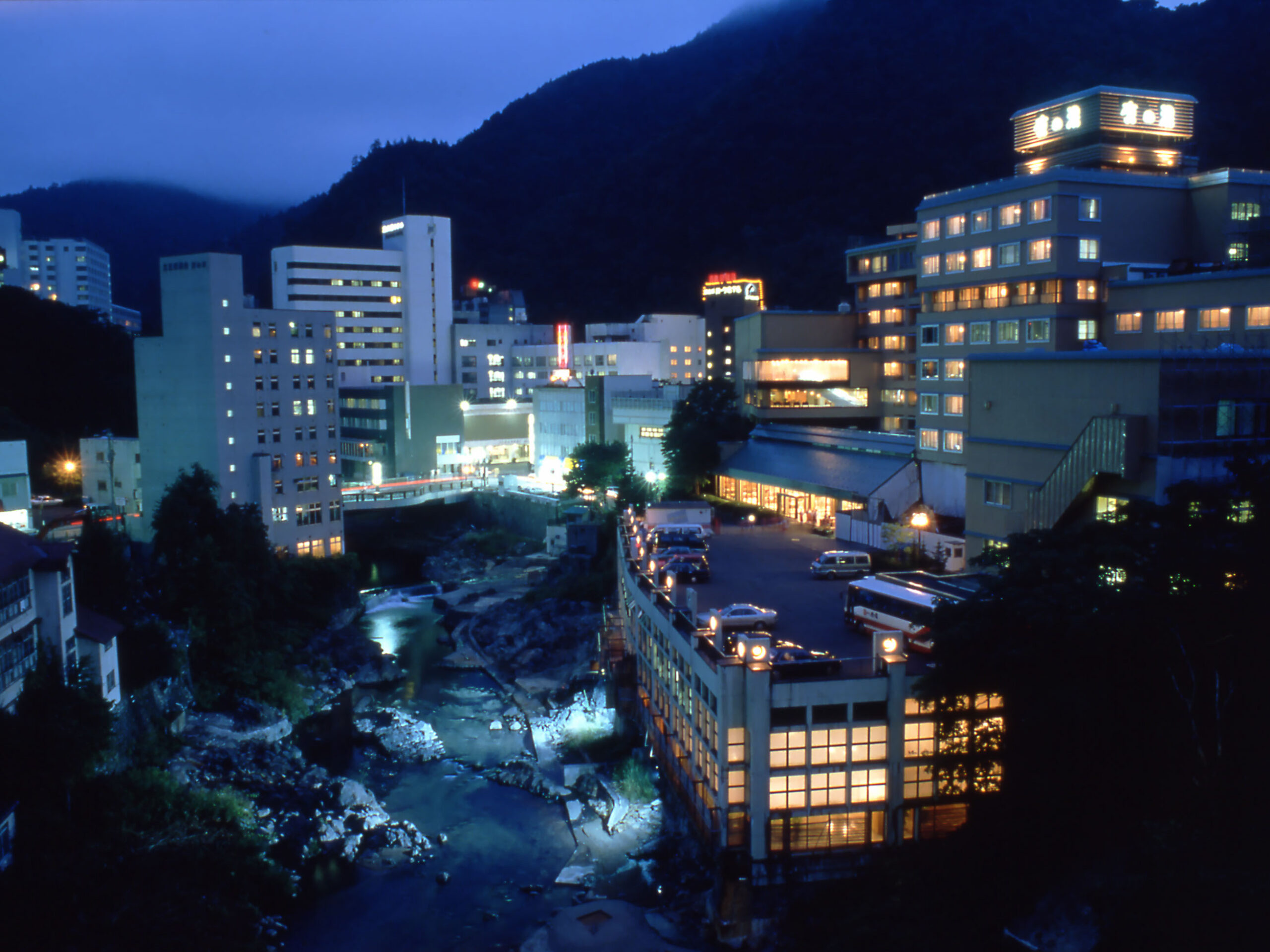北海道旅行でホテルパックや個別予約を比較する札幌市定山渓温泉街の夜景