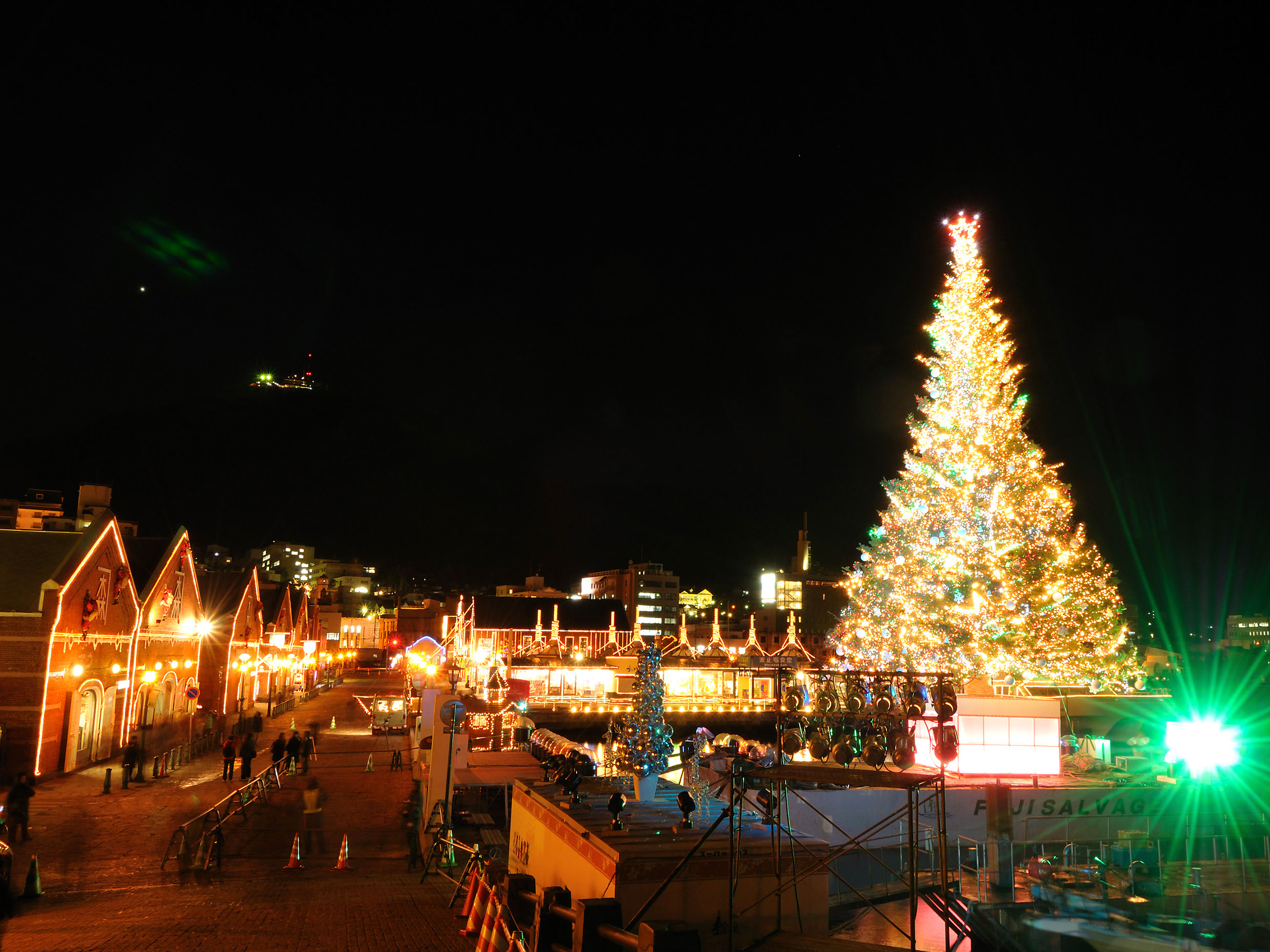 冬の函館金森赤レンガ倉庫前の海上に設置された巨大なイルミネーションクリスマスツリーの夜景