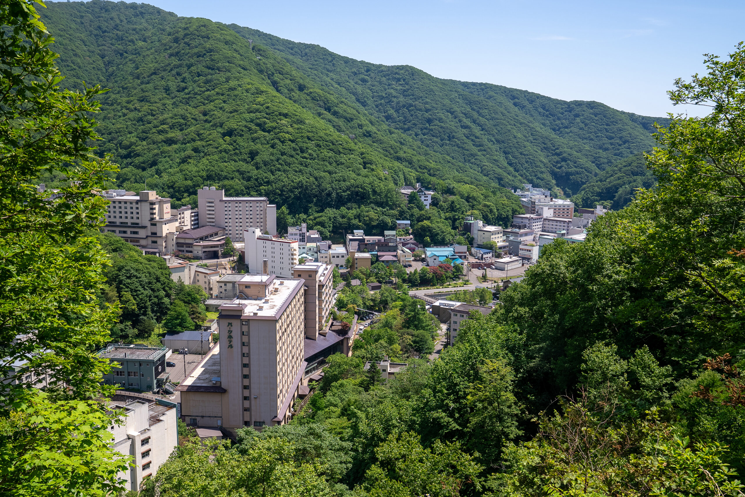 北海道旅行で温泉ホテルを旅程に組み込む際の登別温泉街の全景